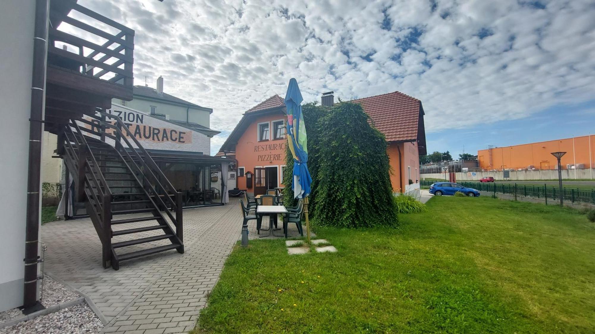 Penzion A Restaurace U Strnada Klatovy Dış mekan fotoğraf